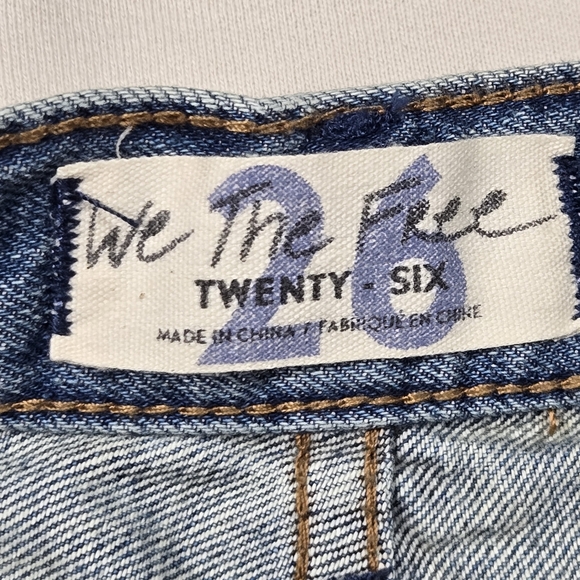 We The Free‎ Denim Short Size 26 Bermuda 10" Inseam Distressed Holes Frayed Hem - Picture 3 of 15